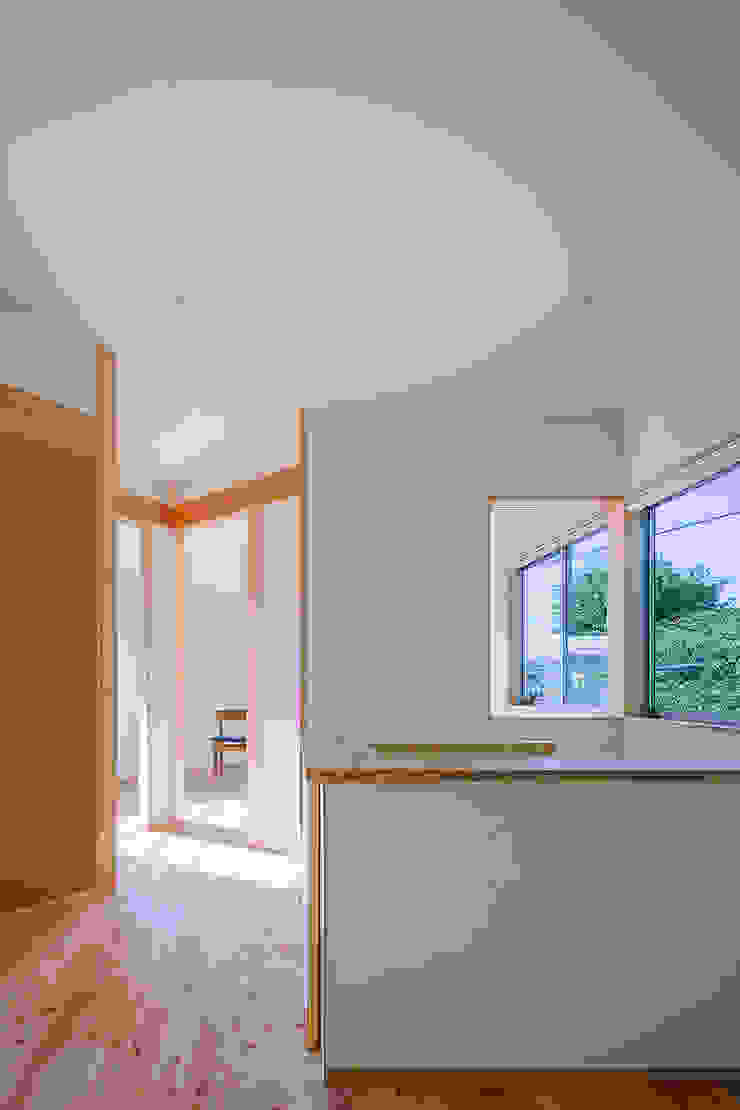 小笠原建築研究室 Modern Corridor, Hallway and Staircase Solid Wood White