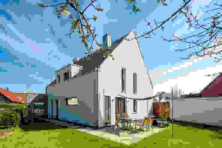 Gartenansicht Architektur Jansen Minimalistische Häuser Grau Satteldach,Putzfa,Umbau,Sanierung