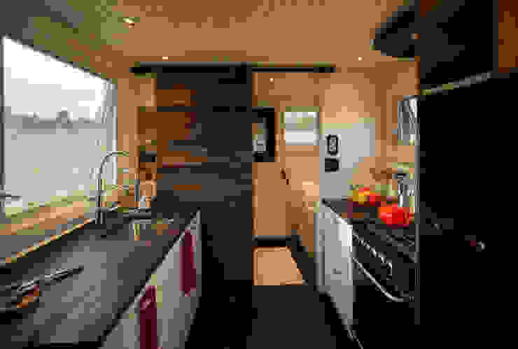 Greenmoxie Tiny House, Greenmoxie Magazine Greenmoxie Magazine Minimalistische Küchen Holz Weiß Schränke und Regale