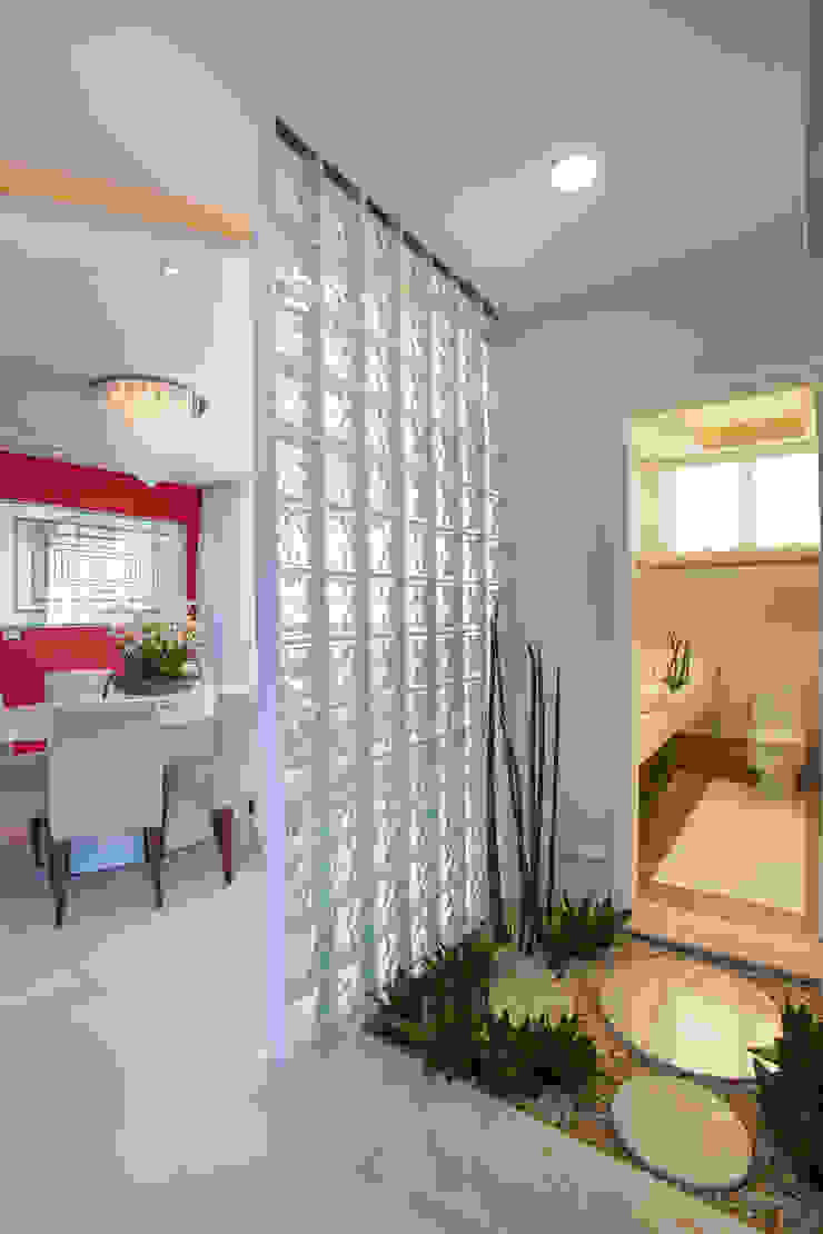 Casa Damha homify Banheiros modernos Mármore Bege lavabo,jardim,sala de jantar,integração,clean,cores claras