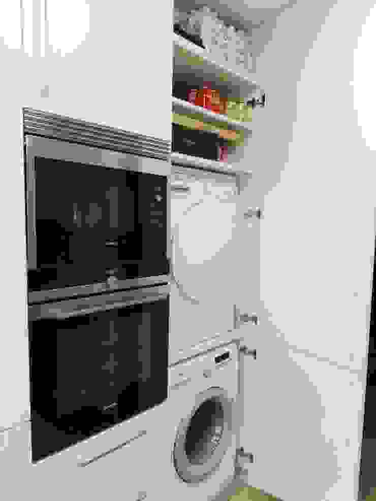 Nueva cocina instalada en Chamartin. Cocina abierta,al salon. Colaborando con Reformax Jara y Olmo S.L Cocinas de estilo moderno Aluminio/Cinc Metálico/Plateado horno doble,microondas,lavadora,secadora,Utensilios de cocina
