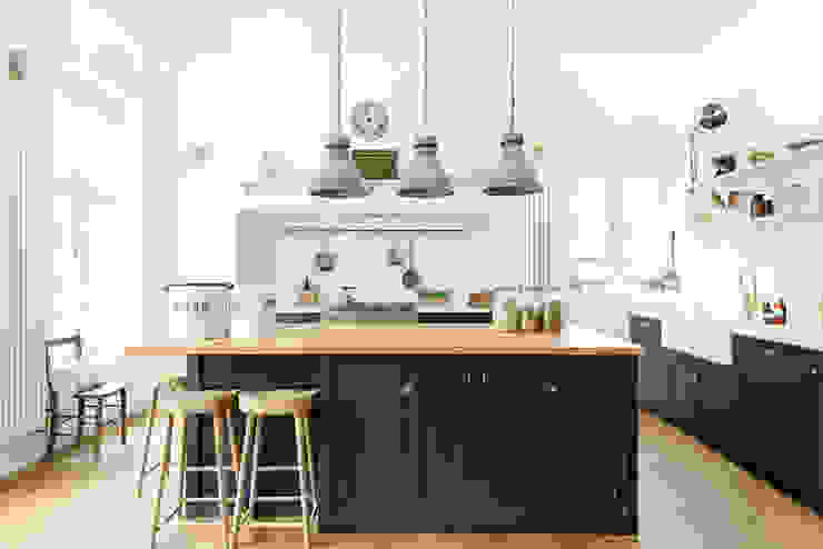 The Arts and Crafts Kent Kitchen by deVOL deVOL Kitchens Industriale Küchen Blau