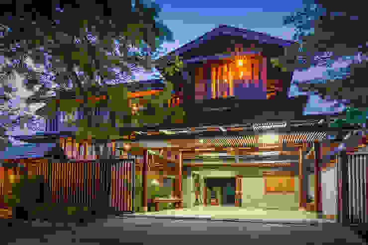 Baan Kong ( Grandfather’s house), บริษัท สถาปนิกชุมชนและสิ่งแวดล้อม อาศรมศิลป์ จำกัด บริษัท สถาปนิกชุมชนและสิ่งแวดล้อม อาศรมศิลป์ จำกัด Rumah Gaya Country Kayu Brown