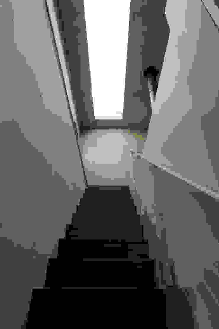 Mアーキテクツ|高級邸宅 豪邸 注文住宅 別荘建築 LUXURY HOUSES | M-architects Modern corridor, hallway & stairs Concrete White