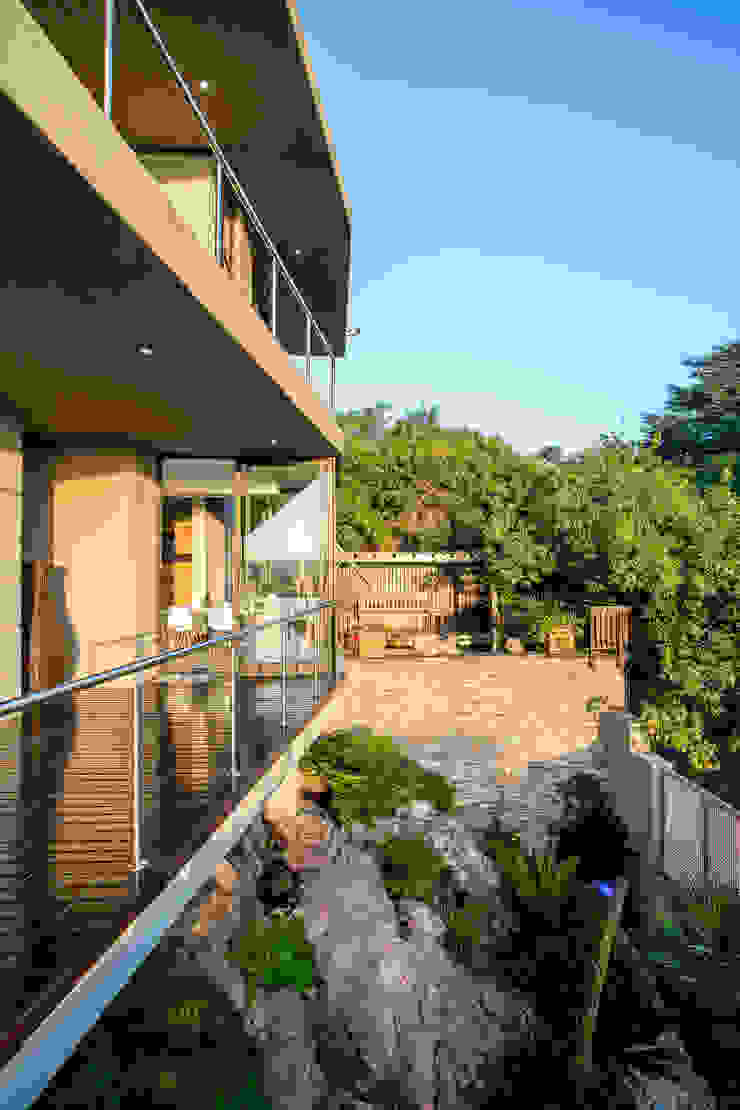 The Home on a Hill Modern Garden by FRANCOIS MARAIS ARCHITECTS Modern