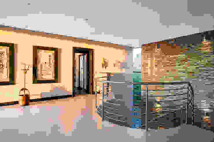 Visual splendour Modern Corridor, Hallway and Staircase by FRANCOIS MARAIS ARCHITECTS Modern