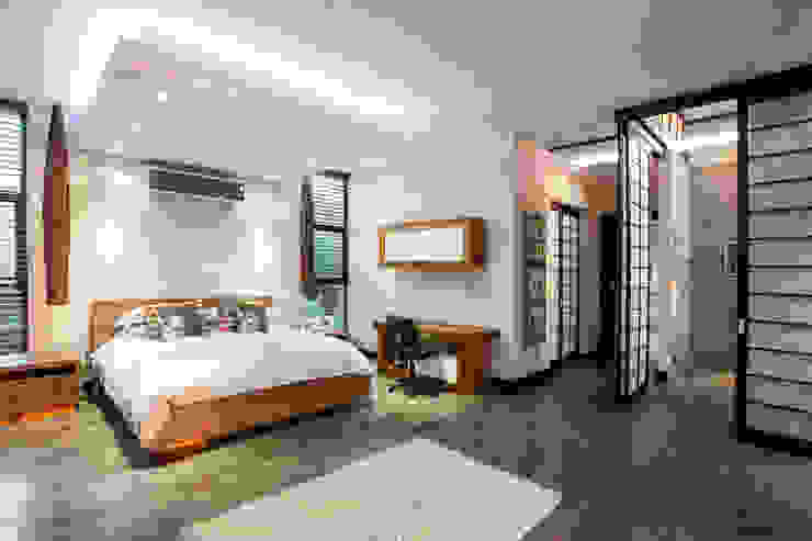 Simple, yet effective Modern style bedroom by FRANCOIS MARAIS ARCHITECTS Modern