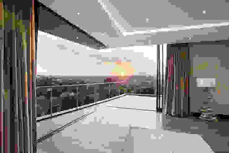 The Home on a Hill Modern style bedroom by FRANCOIS MARAIS ARCHITECTS Modern