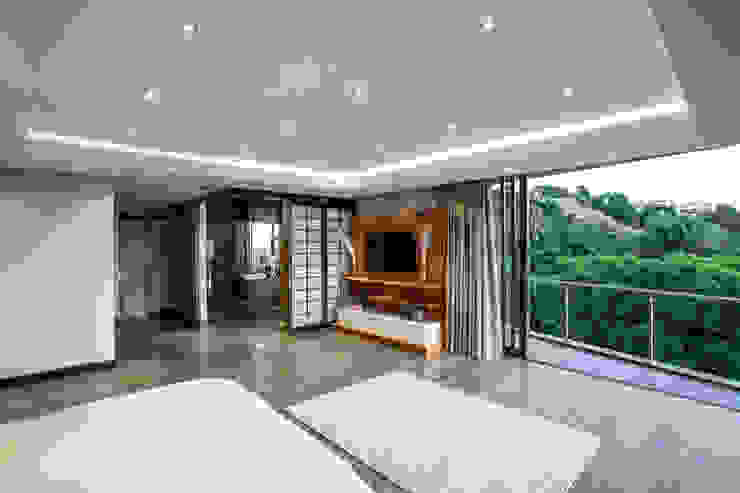 The Home on a Hill Modern style bedroom by FRANCOIS MARAIS ARCHITECTS Modern