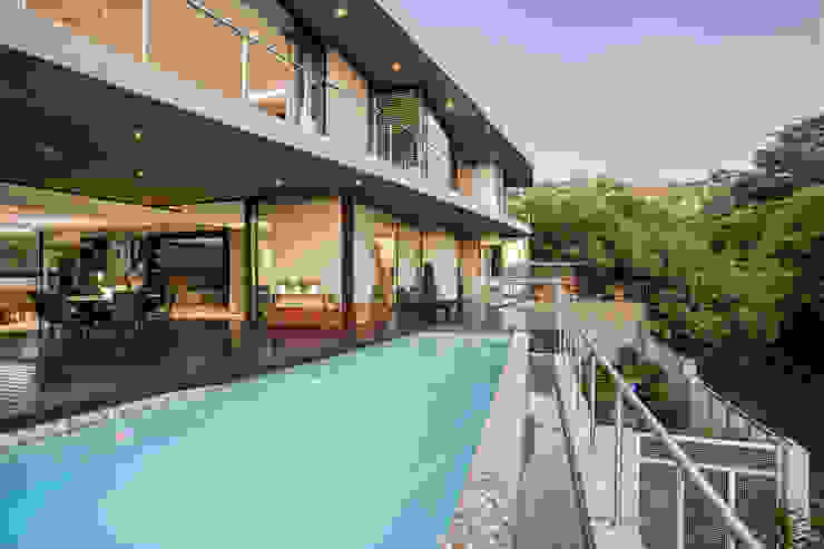 The Home on a Hill by FRANCOIS MARAIS ARCHITECTS Modern