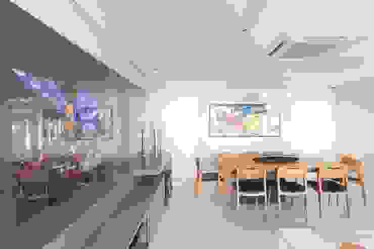 Ju Nejaim Arquitetura Salas modernas Madera Gris