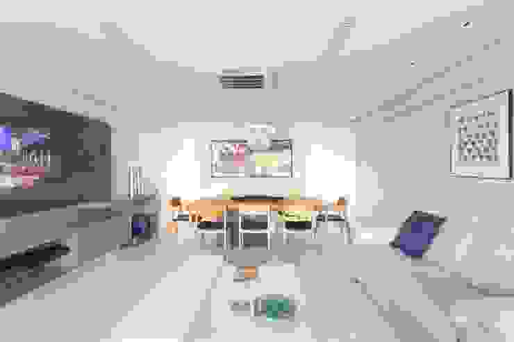 Ju Nejaim Arquitetura Salas modernas Madera Gris