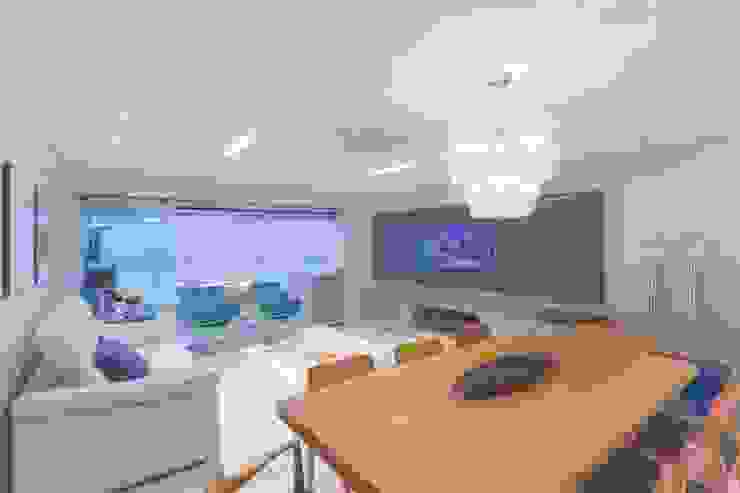 Ju Nejaim Arquitetura Salas modernas Vidrio Gris