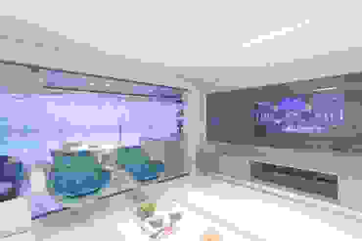 Ju Nejaim Arquitetura Salas modernas Vidrio Gris