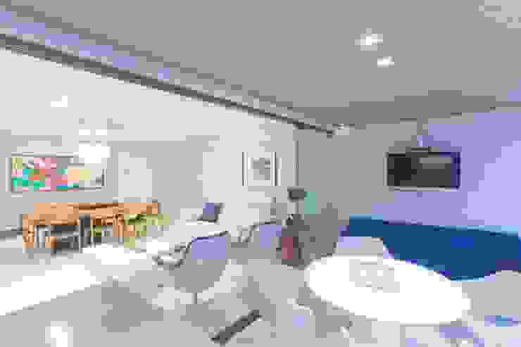 Ju Nejaim Arquitetura Balcones y terrazas de estilo moderno Vidrio Azul