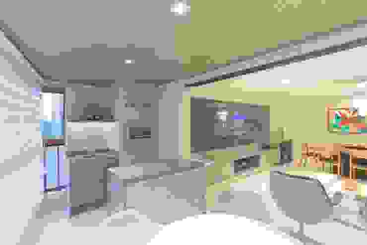 Ju Nejaim Arquitetura Balcones y terrazas de estilo moderno Vidrio Gris