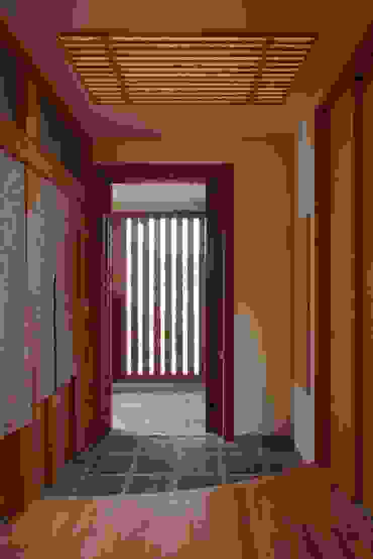 stage Y's 一級建築士事務所 Modern corridor, hallway & stairs Wood Brown