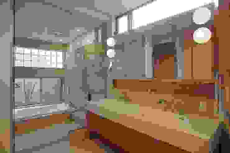 stage Y's 一級建築士事務所 Modern bathroom Glass White