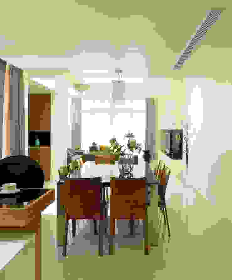 Dinning Area ROEWUarchitecture Modern Dining Room Limestone Brown Dinning,black dinning table,entertaining