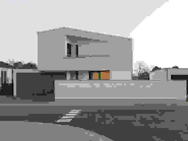 Einfamilienhaus Waghäusel, mAIA. Architektur+Immobilien mAIA. Architektur+Immobilien Ausgefallene Häuser modern,schräg,asymmetrisch,flachdach,bauhaus,loggia