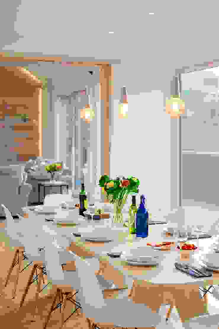 Treasure House, Polzeath | Cornwall, Perfect Stays Perfect Stays Modern dining room Dining room,lights,dining set,lighting,interior,wood clad,dining chairs,dining table,holiday home