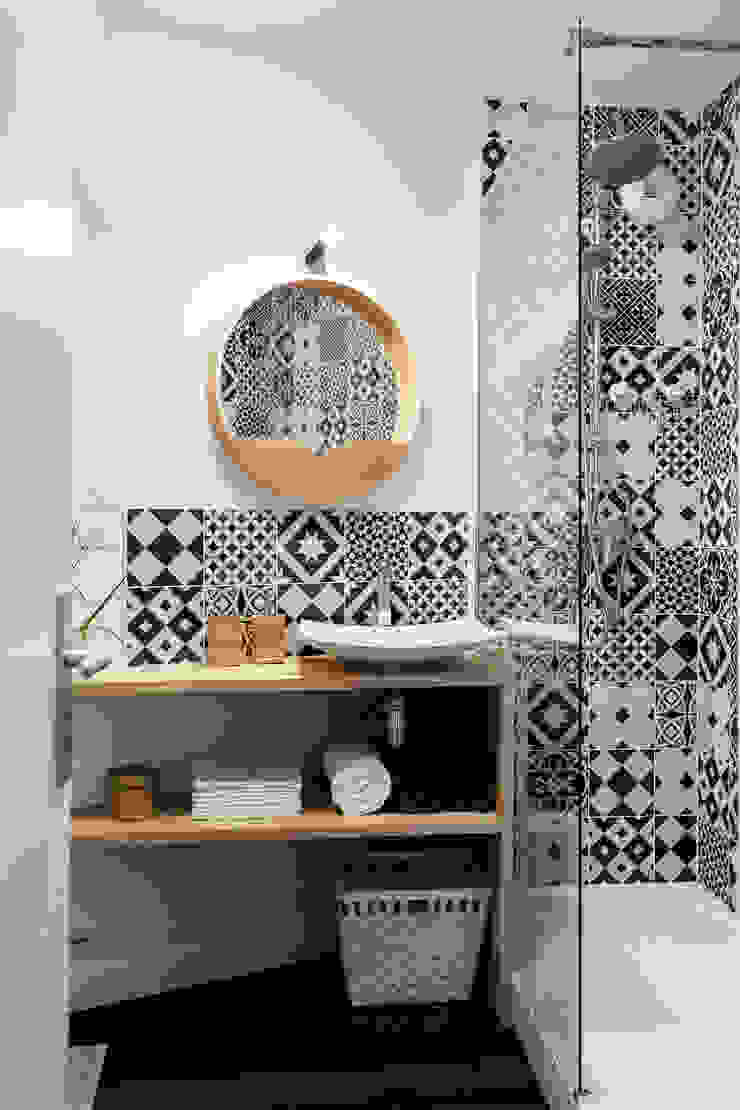 Un Appartement de 30m² Rénouvé avec un Style Scandinave, MadaM Architecture MadaM Architecture Skandinavische Badezimmer