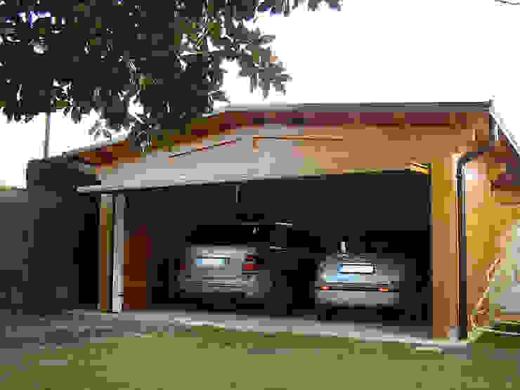 Garage doppio con basculante unico Arredo urbano service srl Garage/Rimessa in stile classico Legno garage,rimessa,lamellare,basculante