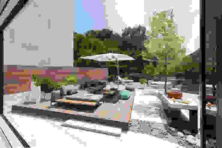 Jump into the Garden Sensearchitects Limited Modern garden Wood Multicolored garden,outdoor,sofa,shade,umbrella,outdoor deck,timber deck,ipe