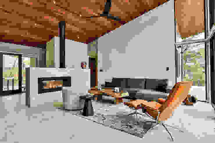 Winnipeg beach weekend home, Unit 7 Architecture Unit 7 Architecture Modern living room Property,Furniture,Wood,Couch,Interior design,Floor,Flooring,Living room,Wall,Comfort