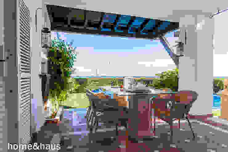Terraza Home & Haus | Home Staging & Fotografía Balcones y terrazas de estilo mediterráneo Marrón homestaging,fotografía,terraza,casa de playa,piscina exterior,jardín
