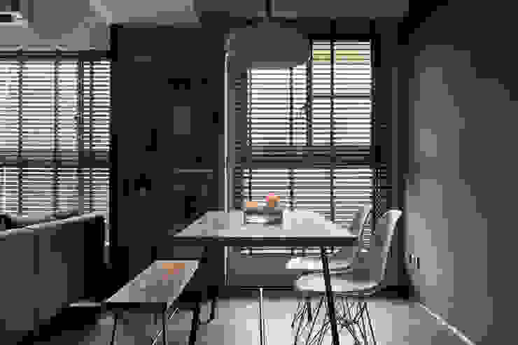 TOUGH INN, 寬度 空間設計整合 寬度 空間設計整合 Moderne Arbeitszimmer