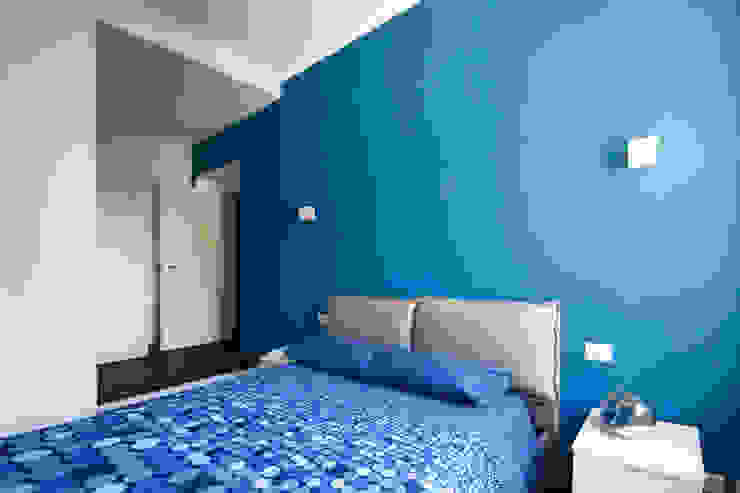 CAMERA PADRONALE Andrea Orioli Camera da letto minimalista Blu Proprietà,Blu,Comfort,Azzurro,Di legno,Interior design,Illuminazione,Apparecchio,Pavimentazione,Architettura