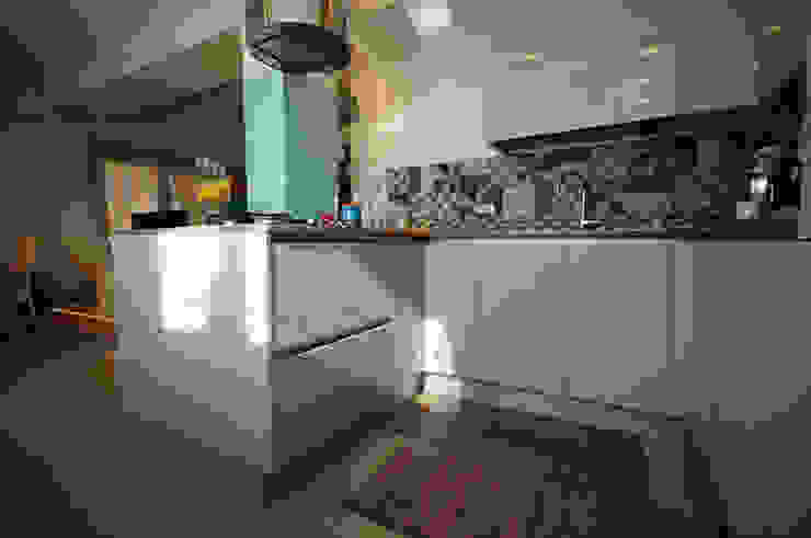 Cucina Kitchen Fabiola Ferrarello ห้องครัว คอนกรีต Multicolored