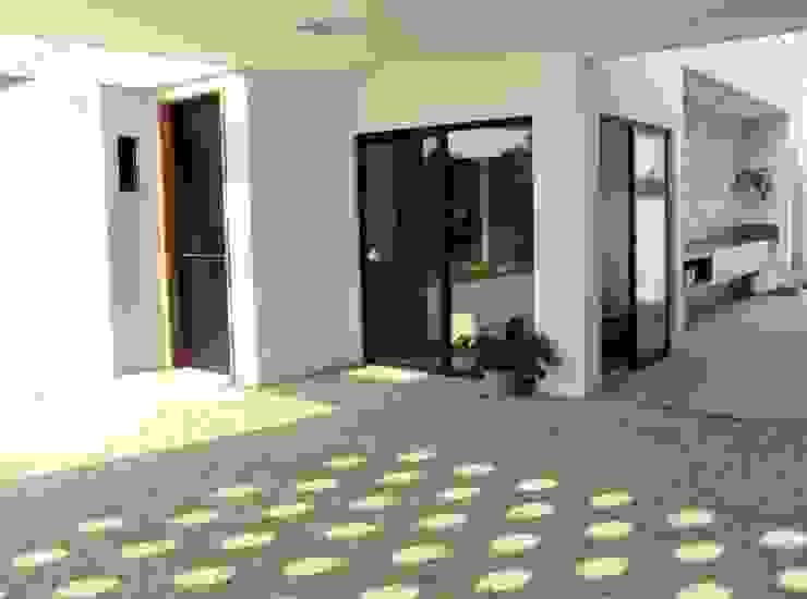 CASA RENDADA, Cia de Arquitetura Cia de Arquitetura Modern garage/shed