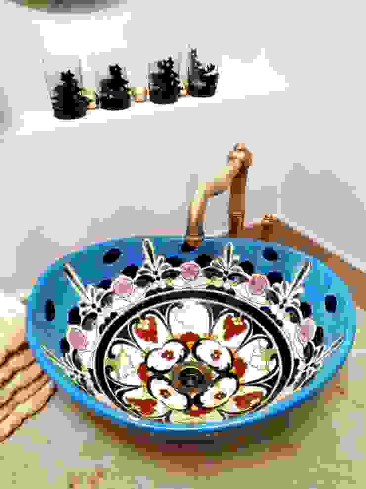 Besondere Waschbecken aus Mexiko mit buntem Muster, Mexambiente e.K. Mexambiente e.K. Casas de banho ecléticas Cerâmica Turquesa Pia
