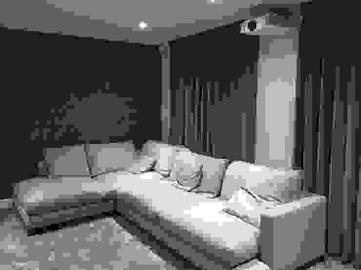 Cinema Room with bespoke suede fabric walls Designer Vision and Sound Sala multimediale moderna
