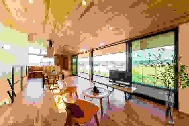 Living Room STaD（株式会社鈴木貴博建築設計事務所） モダンデザインの リビング