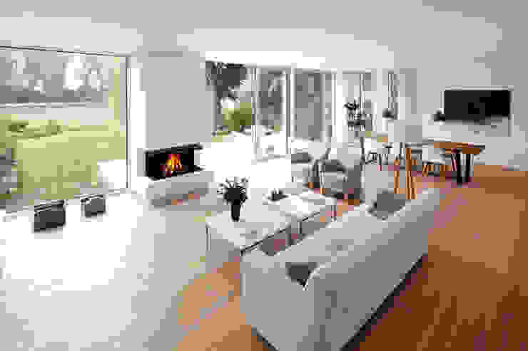 Blick zum Kamin Lioba Schneider Architekturfotografie Moderne Wohnzimmer Kamin,Garten,lusftig,modern,Wohnzimmer
