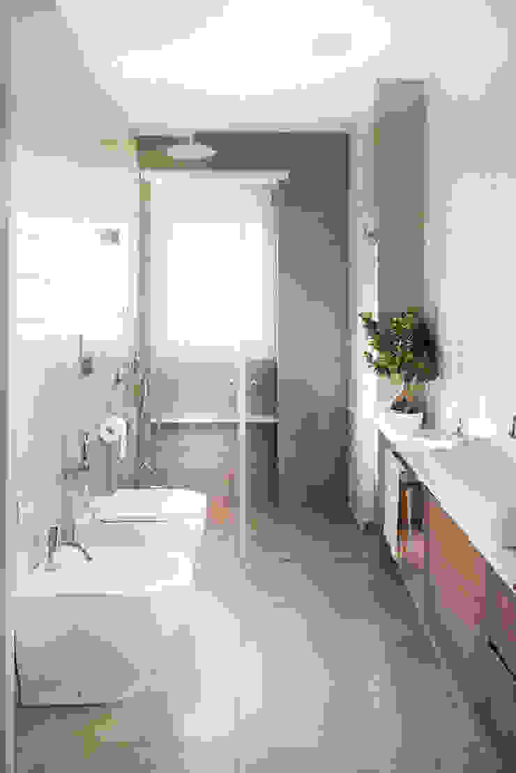 Casa N+V, manuarino architettura design comunicazione manuarino architettura design comunicazione Modern Bathroom