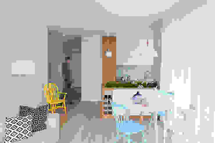 Salas de estar  por ZAZA studio Escandinavo  