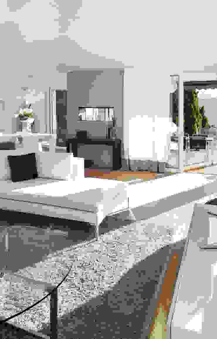 Clean Neutral Living Area Gracious Luxury Interiors Klassische Wohnzimmer Weiß