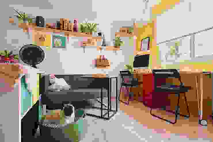【地下天光】打造年輕夫妻的10坪溫暖寓所 Bright Basement, 一葉藍朵設計家飾所 A Lentil Design 一葉藍朵設計家飾所 A Lentil Design Ruang Studi/Kantor Gaya Skandinavia