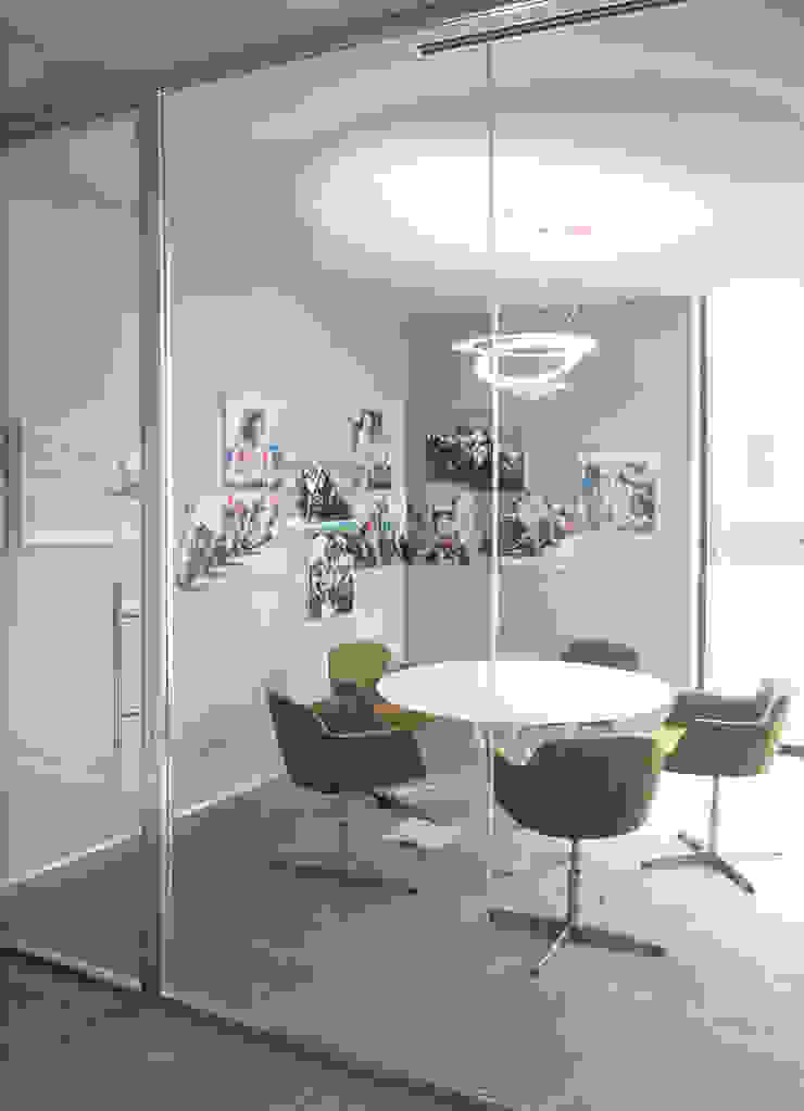 saletta colloqui ARCHITETTO Ingrid Fontanili Studio minimalista uffici,interni uffici,ingrid fontanili,estel,quinti,artemide,vetroin,laminam