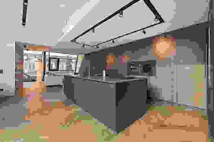 G 43/13 FADD Architects Cocinas de estilo moderno