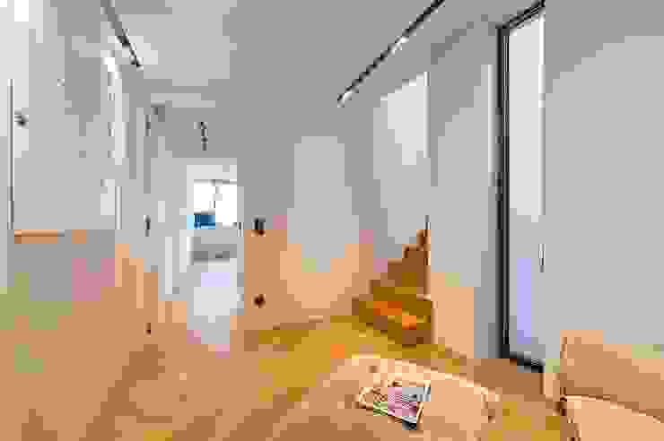 G 43/13 FADD Architects Pasillos, vestíbulos y escaleras de estilo moderno