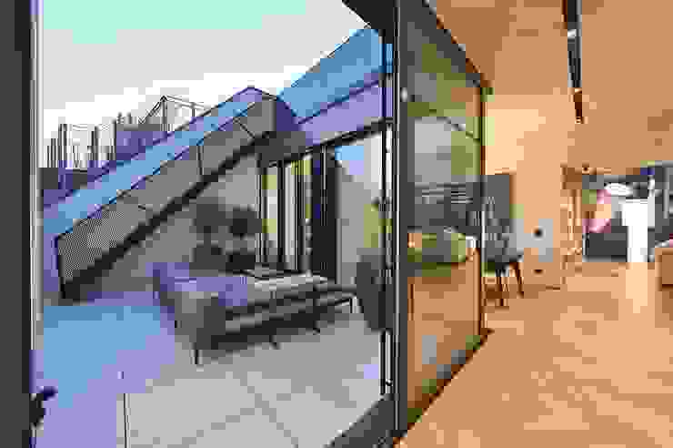 G 43/13 FADD Architects Balcones y terrazas de estilo moderno