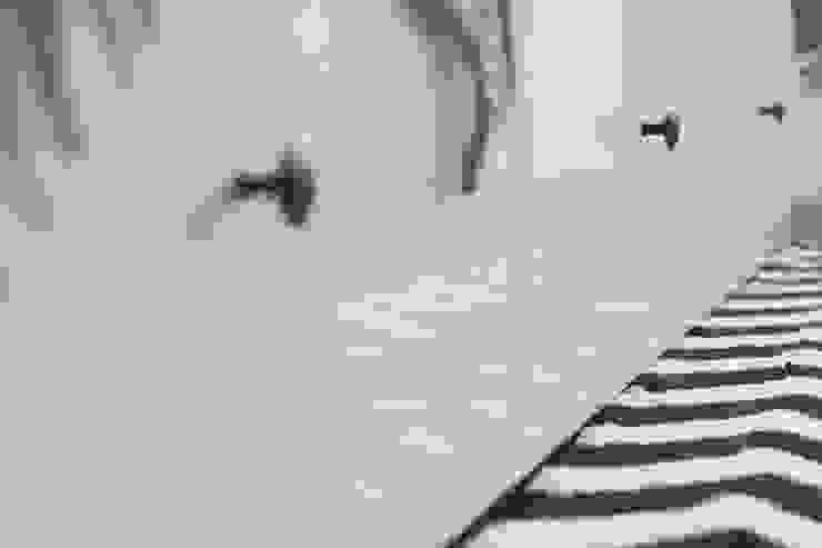 T0 estilo nórdico Perfect Home Interiors Salas de estar escandinavas Preto