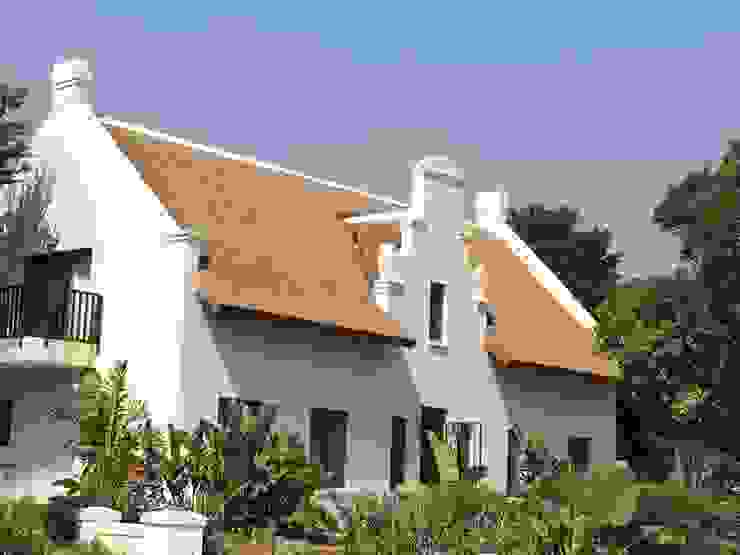 Traditional Thatched Home, Bosazza Roofing & Timber Homes Bosazza Roofing & Timber Homes Rumah Gaya Kolonial