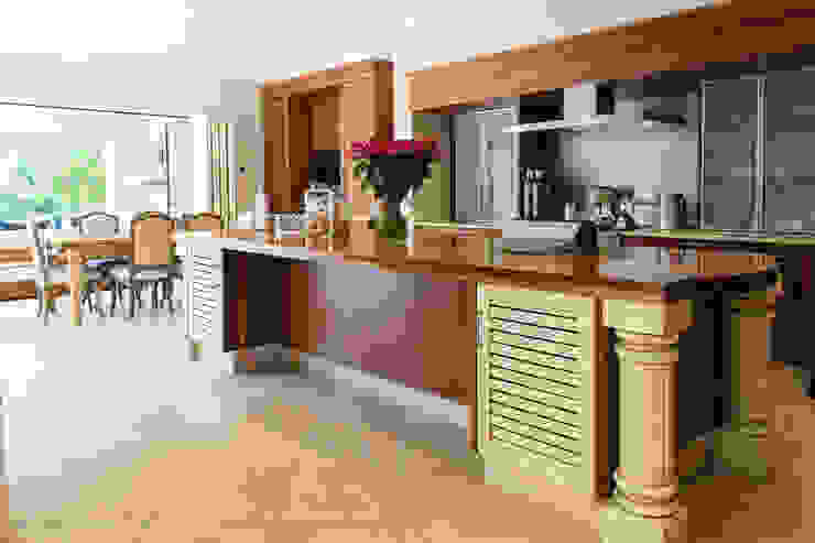 Kitchen island Tru Interiors Country style kitchen