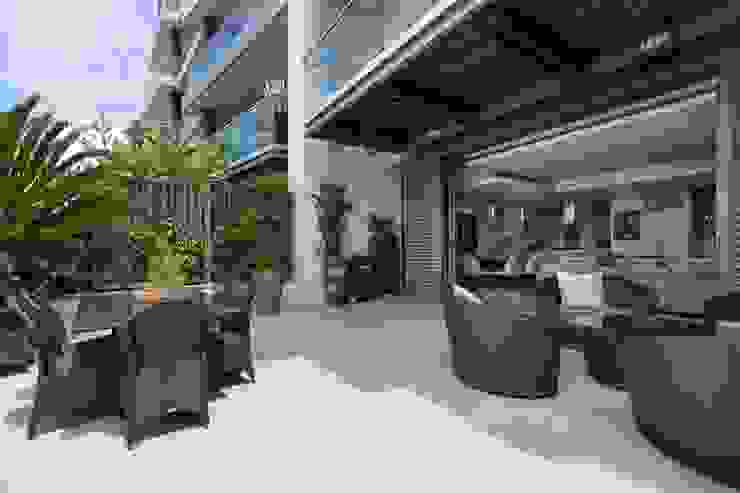 Apartment Robertson—Pembroke Covet Design Patios